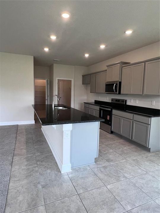 На продажу: $446,900 (4 спален, 2 ванн, 2405 Квадратных фут)