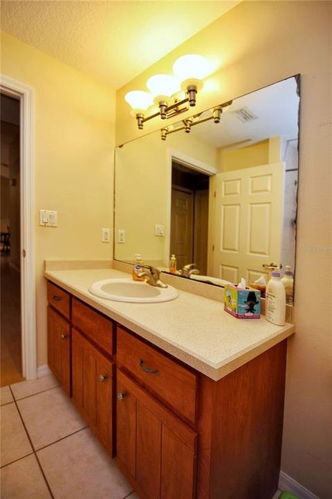 Activo con contrato: $339,900 (4 camas, 2 baños, 1821 Pies cuadrados)