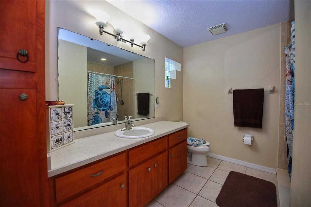 Activo con contrato: $339,900 (4 camas, 2 baños, 1821 Pies cuadrados)