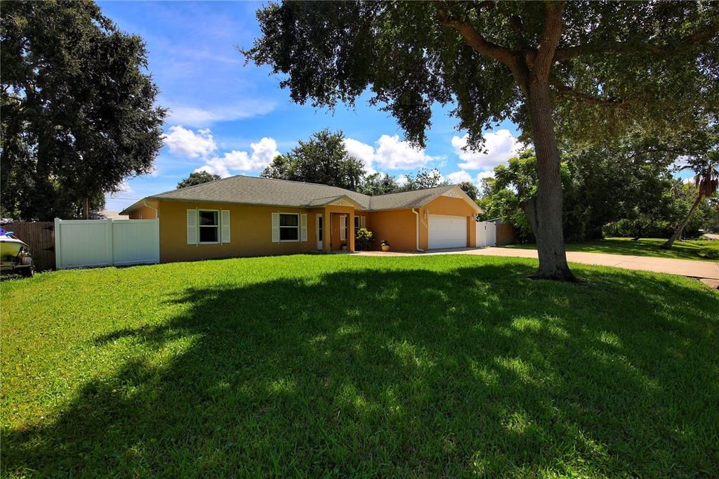 Activo con contrato: $339,900 (4 camas, 2 baños, 1821 Pies cuadrados)