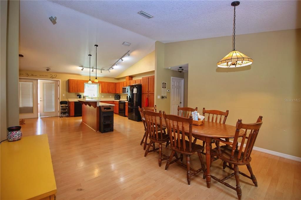 Activo con contrato: $339,900 (4 camas, 2 baños, 1821 Pies cuadrados)