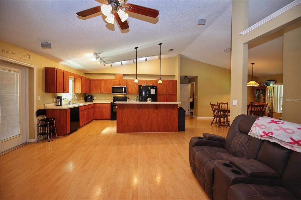 Activo con contrato: $339,900 (4 camas, 2 baños, 1821 Pies cuadrados)