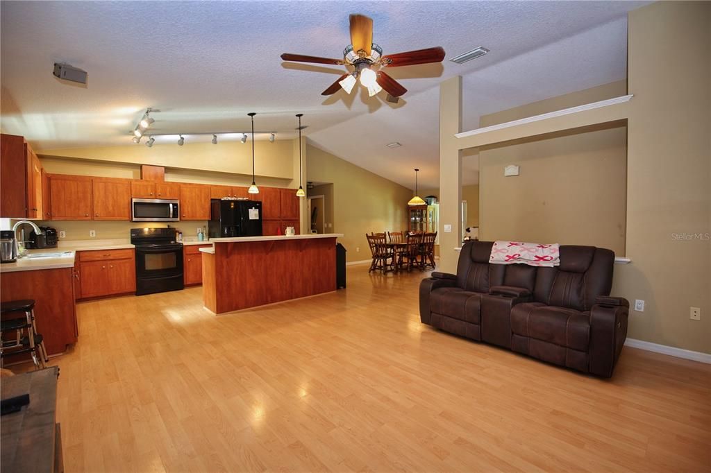 Activo con contrato: $339,900 (4 camas, 2 baños, 1821 Pies cuadrados)