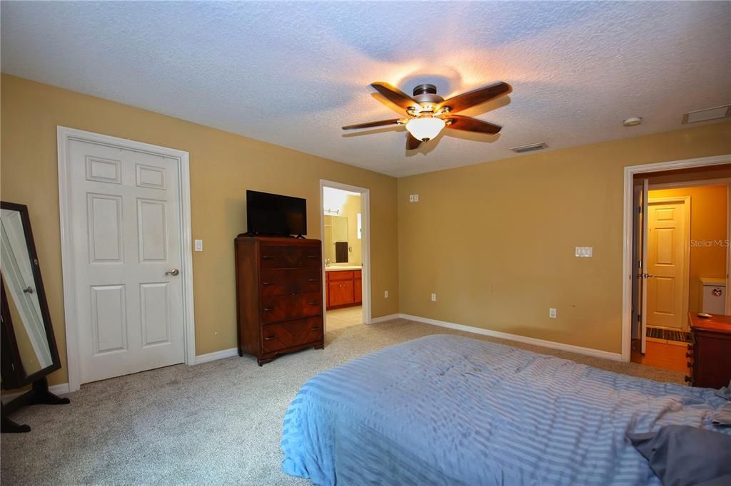 Activo con contrato: $339,900 (4 camas, 2 baños, 1821 Pies cuadrados)