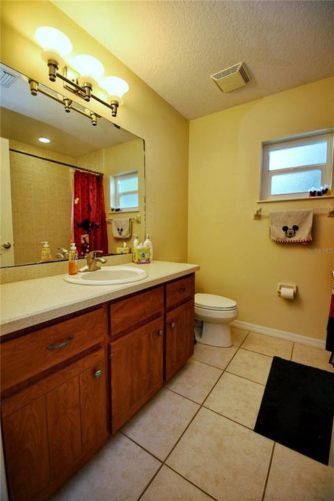 Activo con contrato: $339,900 (4 camas, 2 baños, 1821 Pies cuadrados)