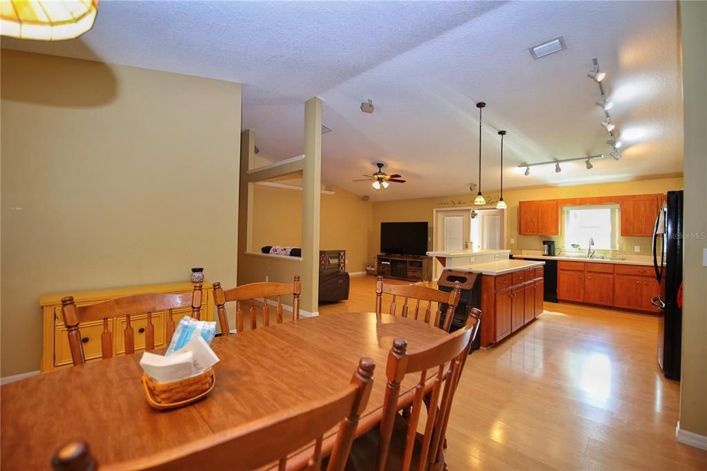 Activo con contrato: $339,900 (4 camas, 2 baños, 1821 Pies cuadrados)