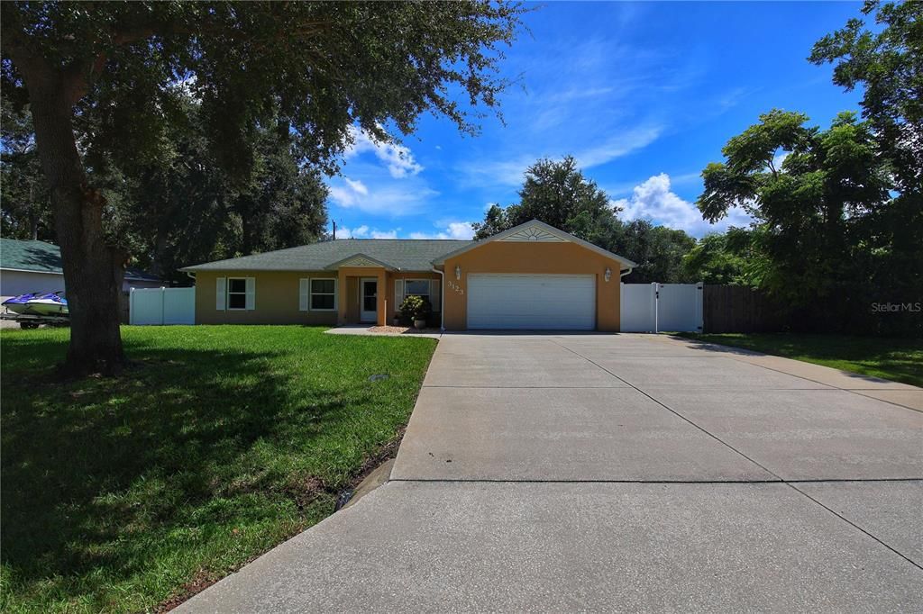 Activo con contrato: $339,900 (4 camas, 2 baños, 1821 Pies cuadrados)