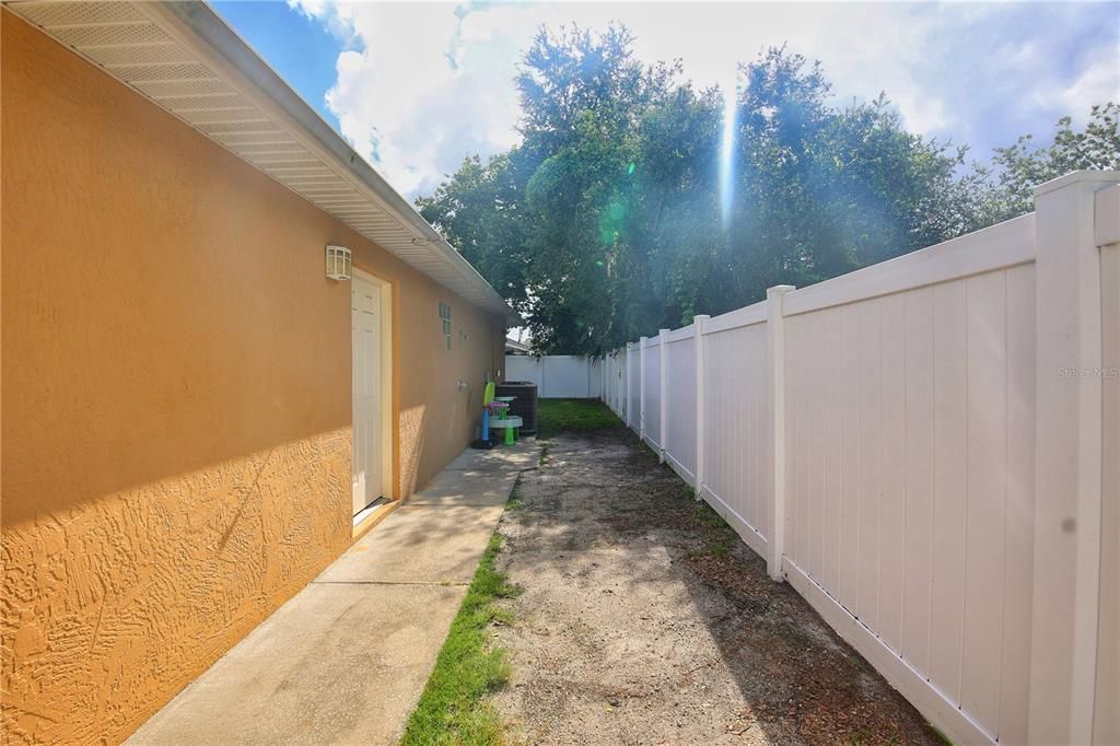 Activo con contrato: $339,900 (4 camas, 2 baños, 1821 Pies cuadrados)