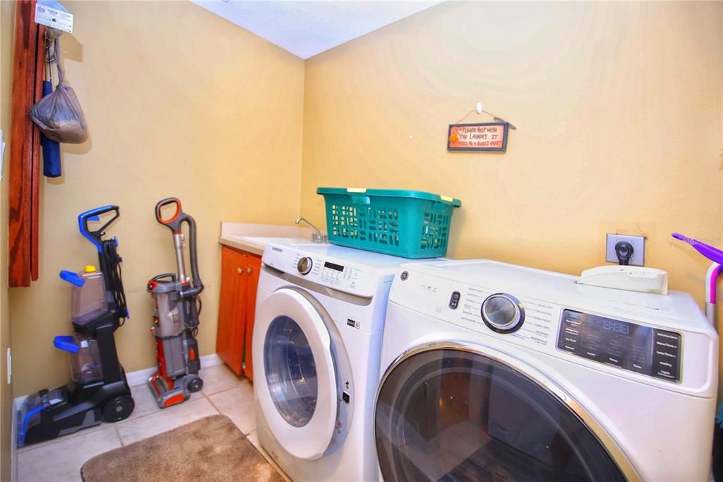 Activo con contrato: $339,900 (4 camas, 2 baños, 1821 Pies cuadrados)