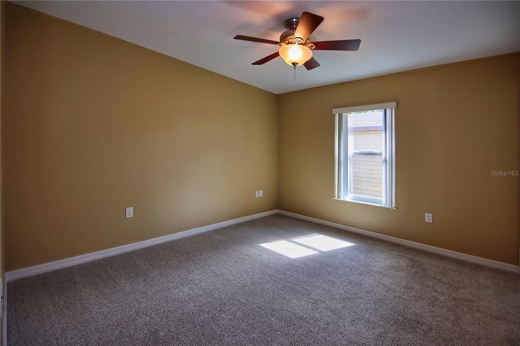 Activo con contrato: $339,900 (4 camas, 2 baños, 1821 Pies cuadrados)