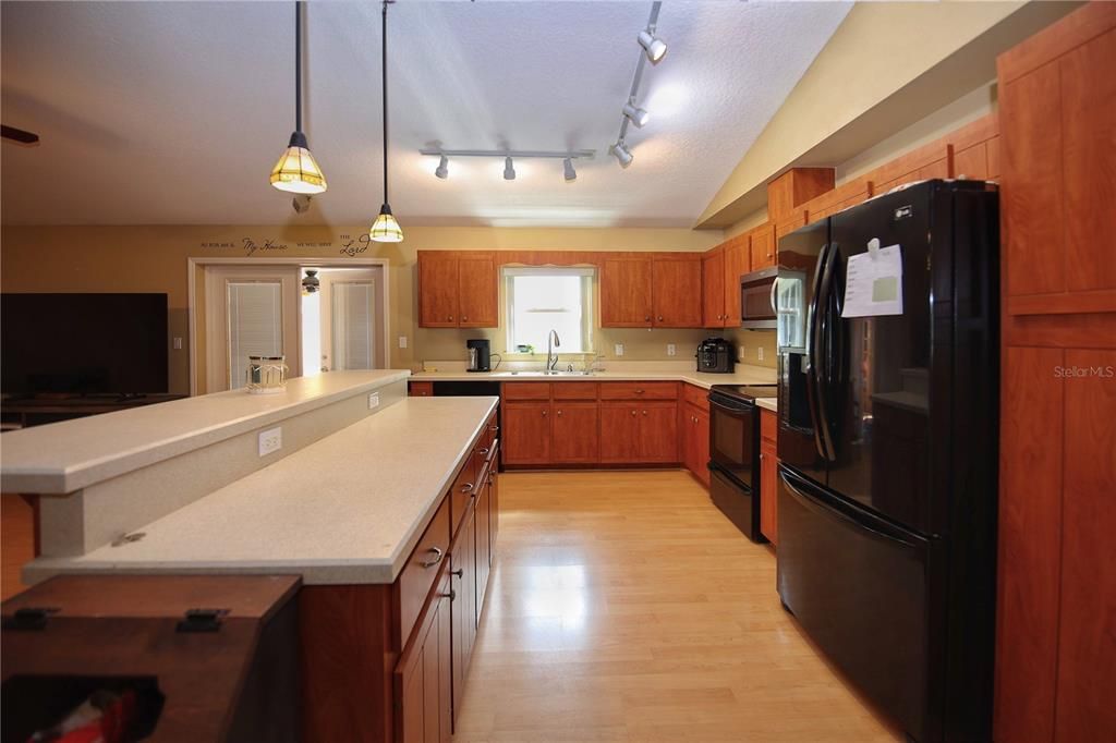 Activo con contrato: $339,900 (4 camas, 2 baños, 1821 Pies cuadrados)