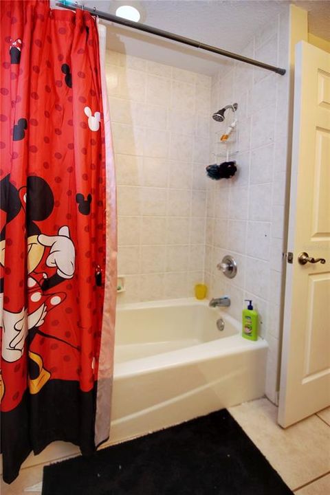 Activo con contrato: $339,900 (4 camas, 2 baños, 1821 Pies cuadrados)