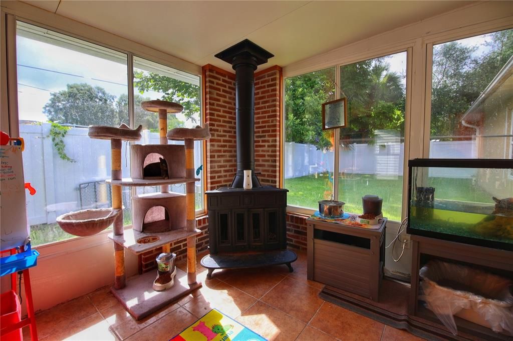 Activo con contrato: $339,900 (4 camas, 2 baños, 1821 Pies cuadrados)