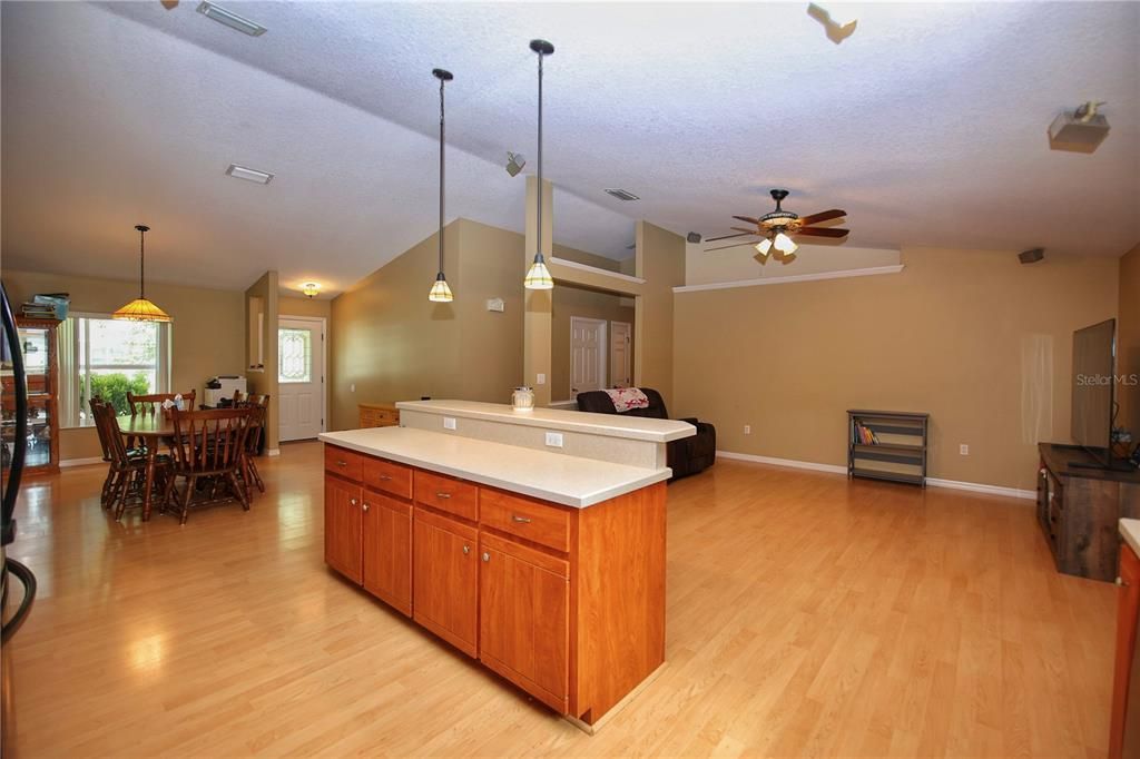 Activo con contrato: $339,900 (4 camas, 2 baños, 1821 Pies cuadrados)