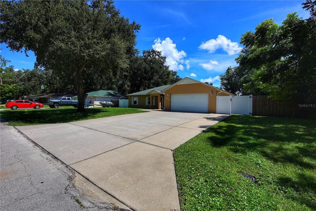 Activo con contrato: $339,900 (4 camas, 2 baños, 1821 Pies cuadrados)