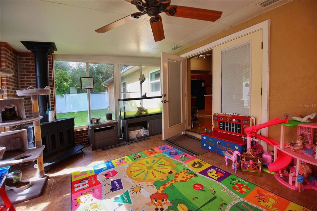 Activo con contrato: $339,900 (4 camas, 2 baños, 1821 Pies cuadrados)