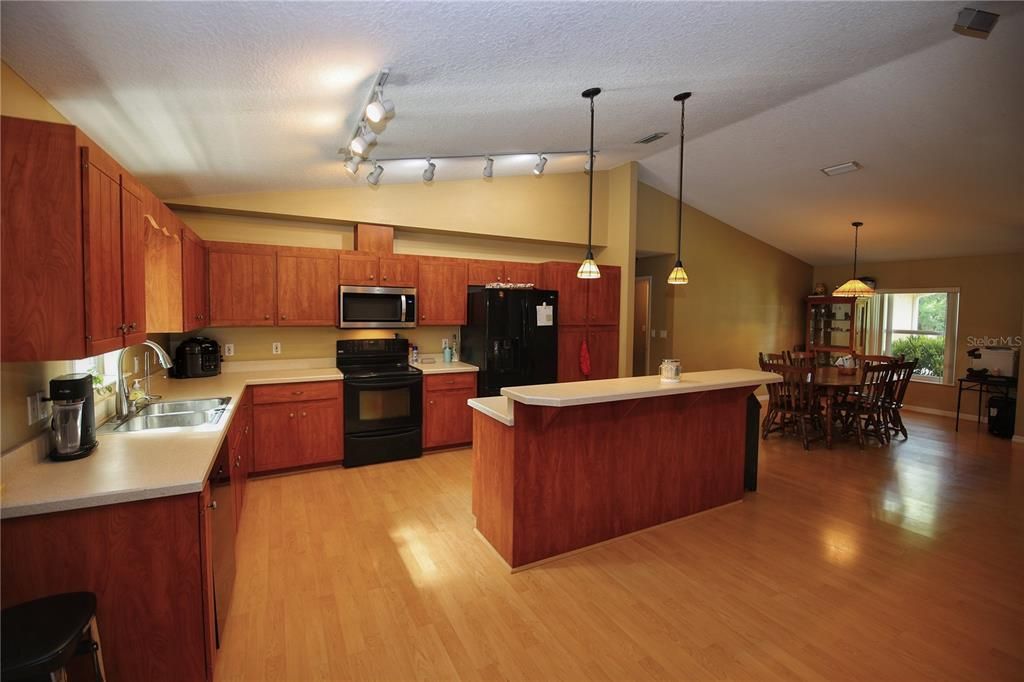 Activo con contrato: $339,900 (4 camas, 2 baños, 1821 Pies cuadrados)