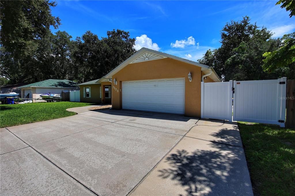 Activo con contrato: $339,900 (4 camas, 2 baños, 1821 Pies cuadrados)