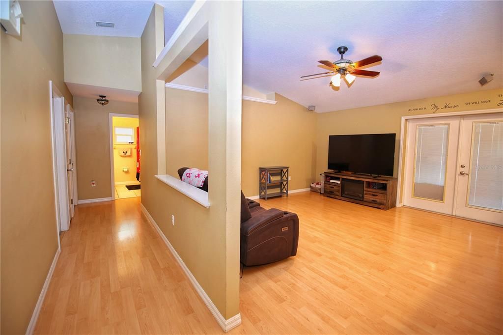 Activo con contrato: $339,900 (4 camas, 2 baños, 1821 Pies cuadrados)