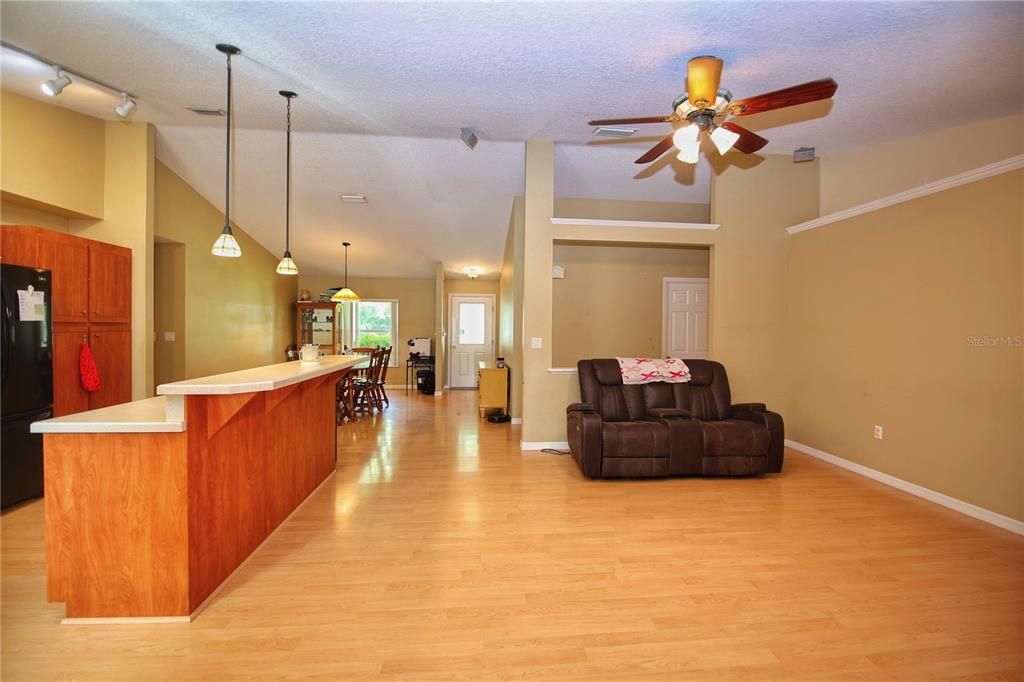 Activo con contrato: $339,900 (4 camas, 2 baños, 1821 Pies cuadrados)