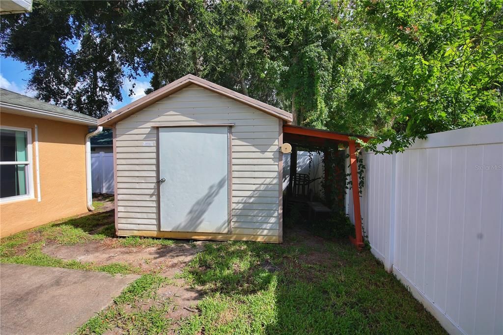 Activo con contrato: $339,900 (4 camas, 2 baños, 1821 Pies cuadrados)