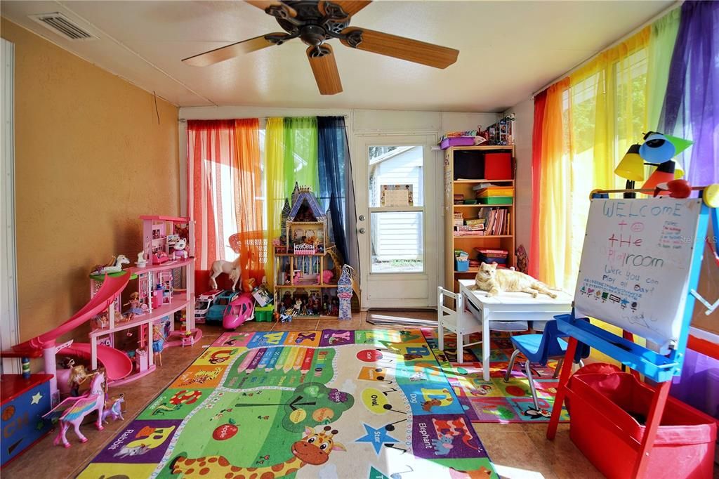 Activo con contrato: $339,900 (4 camas, 2 baños, 1821 Pies cuadrados)