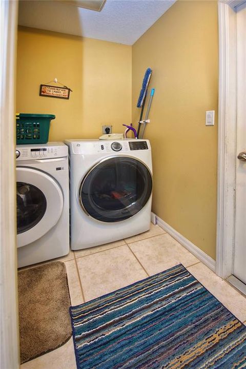 Activo con contrato: $339,900 (4 camas, 2 baños, 1821 Pies cuadrados)