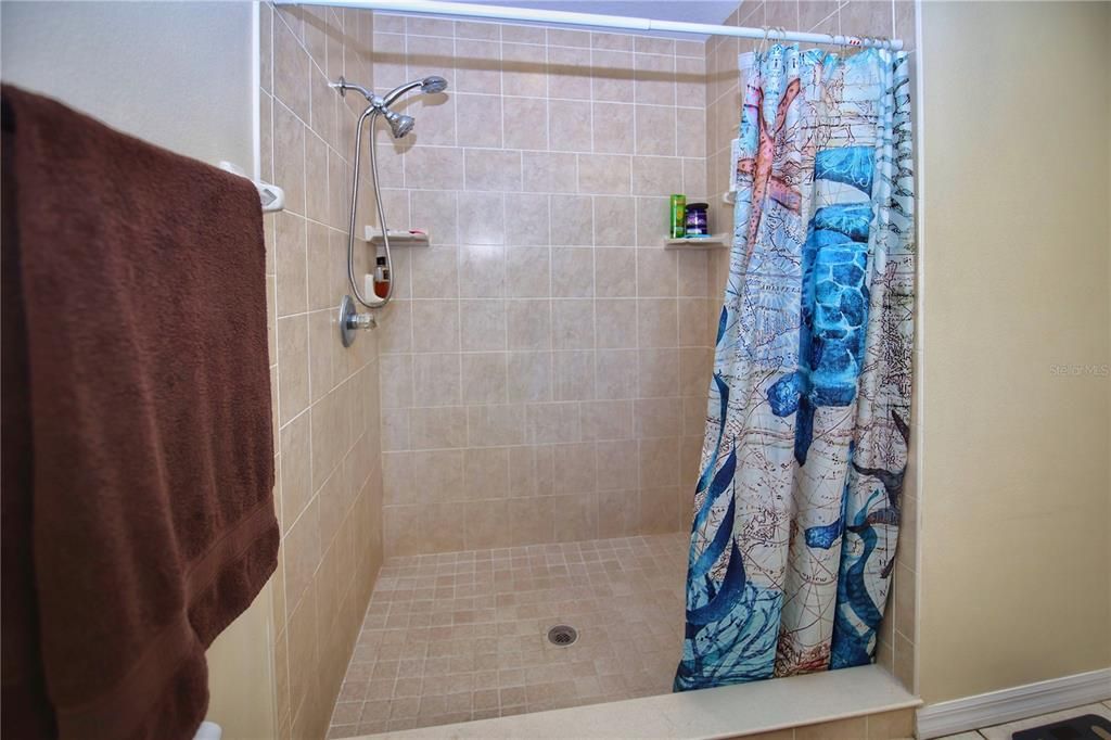 Activo con contrato: $339,900 (4 camas, 2 baños, 1821 Pies cuadrados)