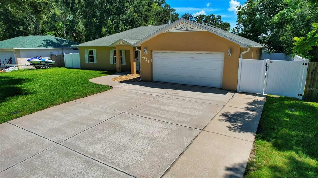 Activo con contrato: $339,900 (4 camas, 2 baños, 1821 Pies cuadrados)