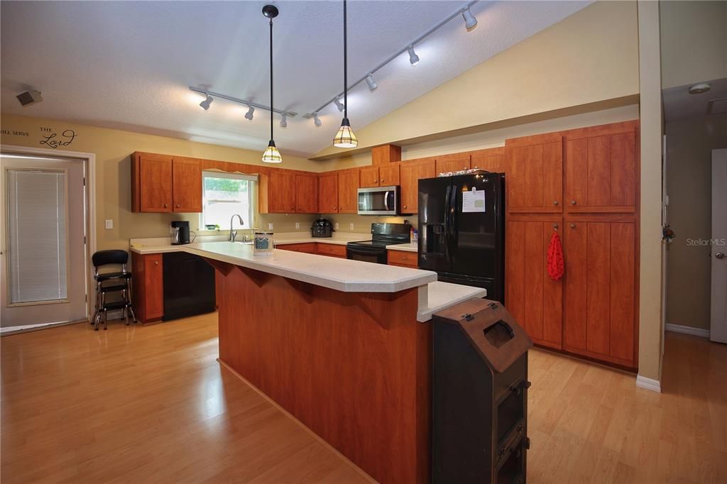 Activo con contrato: $339,900 (4 camas, 2 baños, 1821 Pies cuadrados)