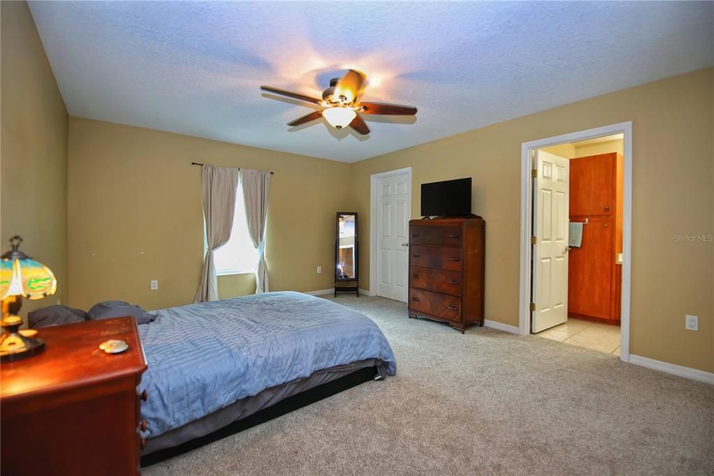 Activo con contrato: $339,900 (4 camas, 2 baños, 1821 Pies cuadrados)