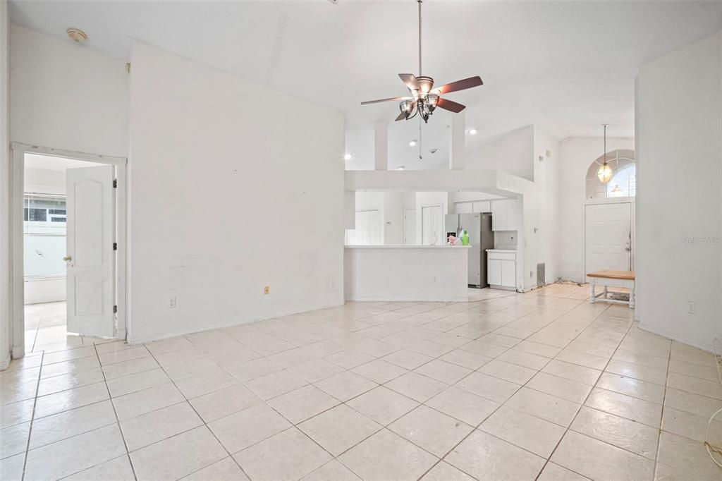 На продажу: $389,000 (5 спален, 3 ванн, 1756 Квадратных фут)