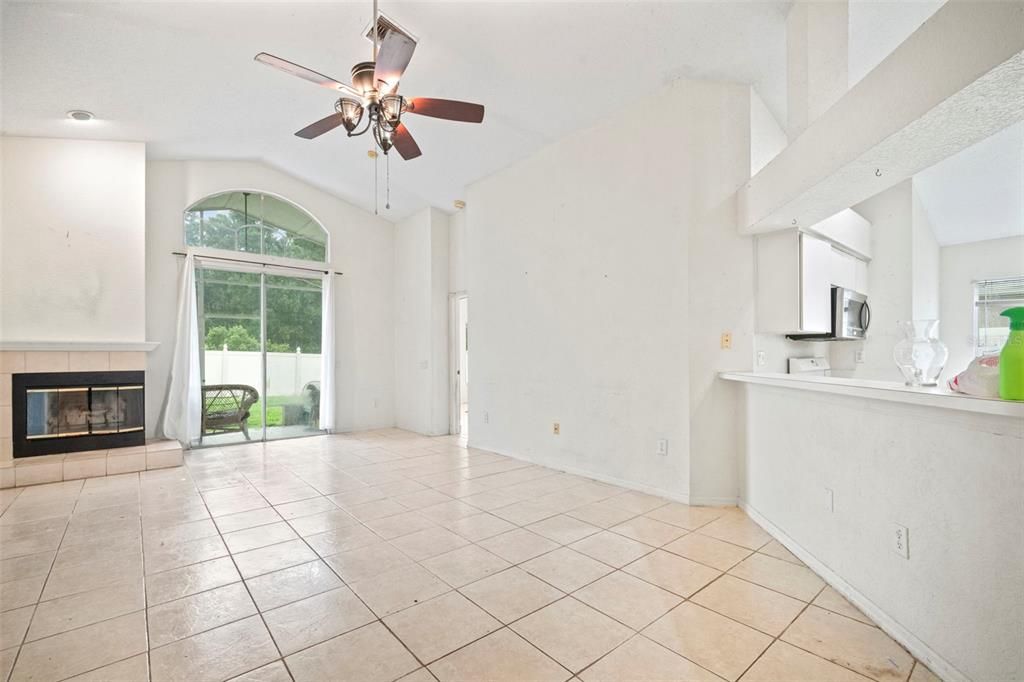 На продажу: $389,000 (5 спален, 3 ванн, 1756 Квадратных фут)