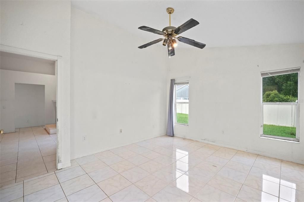 На продажу: $389,000 (5 спален, 3 ванн, 1756 Квадратных фут)