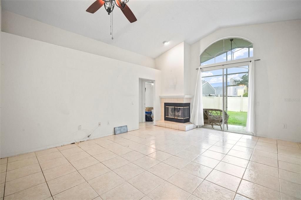 На продажу: $389,000 (5 спален, 3 ванн, 1756 Квадратных фут)