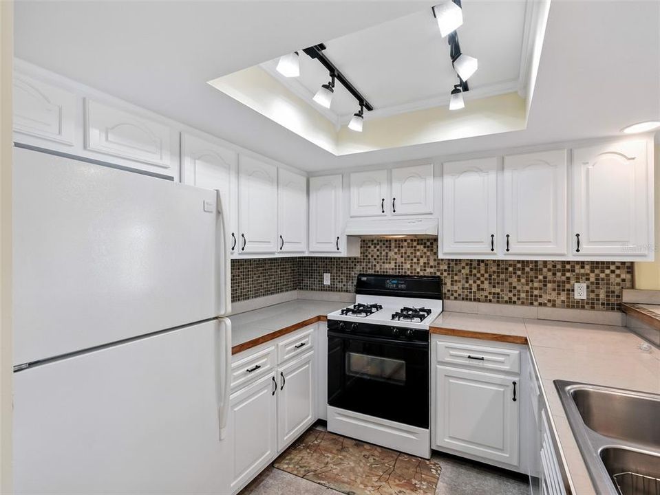 Active With Contract: $249,000 (1 beds, 1 baths, 1053 Square Feet)
