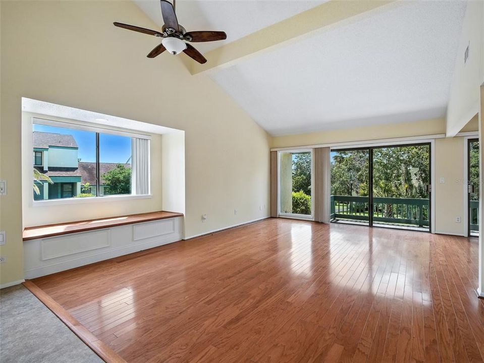 Active With Contract: $249,000 (1 beds, 1 baths, 1053 Square Feet)