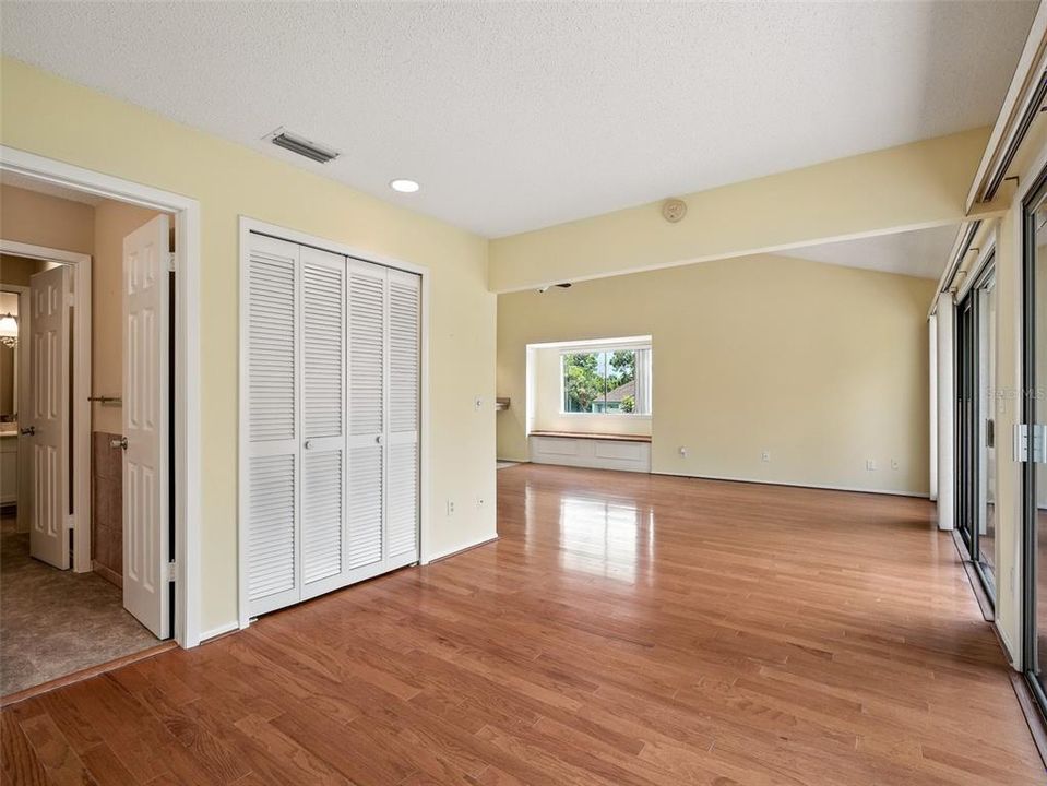 Active With Contract: $249,000 (1 beds, 1 baths, 1053 Square Feet)
