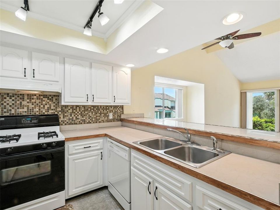 Active With Contract: $249,000 (1 beds, 1 baths, 1053 Square Feet)