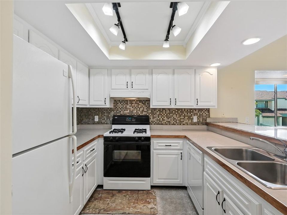 Active With Contract: $249,000 (1 beds, 1 baths, 1053 Square Feet)