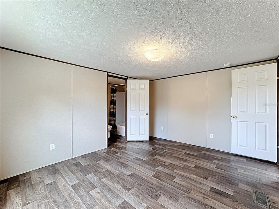 待售: $155,000 (2 贝兹, 2 浴室, 844 平方英尺)