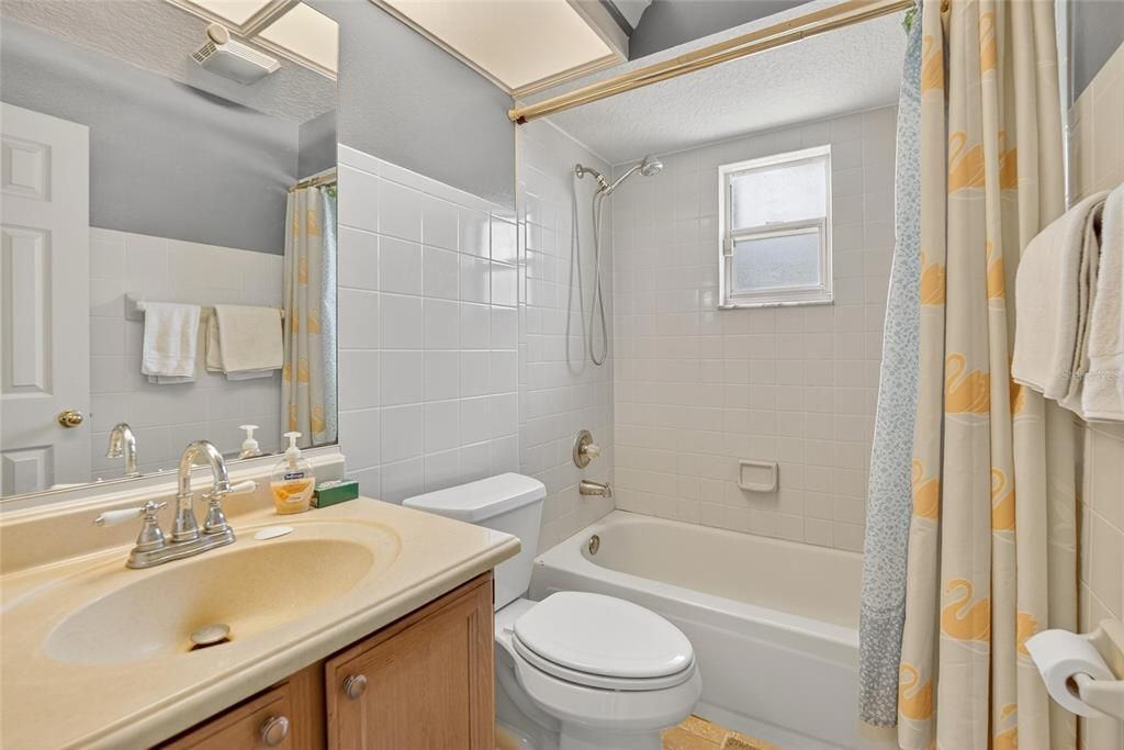 待售: $371,000 (4 贝兹, 2 浴室, 1951 平方英尺)