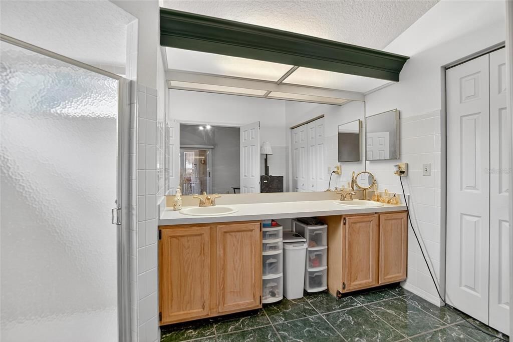 待售: $371,000 (4 贝兹, 2 浴室, 1951 平方英尺)