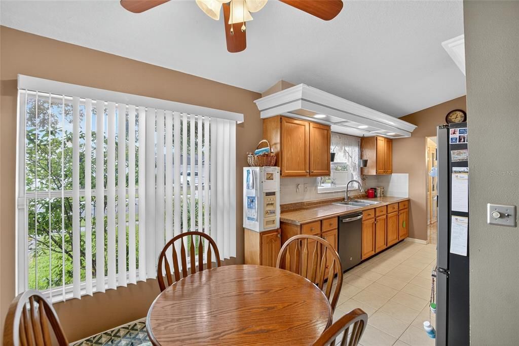 待售: $371,000 (4 贝兹, 2 浴室, 1951 平方英尺)