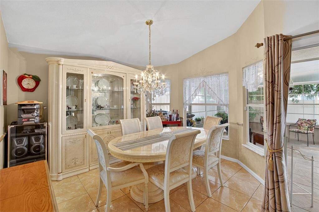 待售: $371,000 (4 贝兹, 2 浴室, 1951 平方英尺)