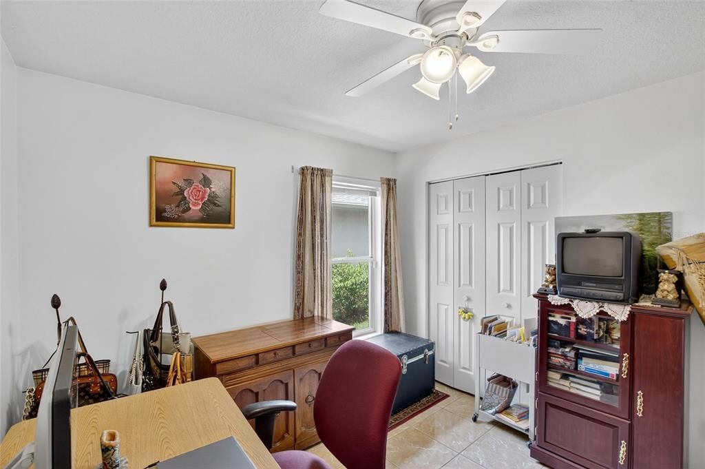 待售: $371,000 (4 贝兹, 2 浴室, 1951 平方英尺)