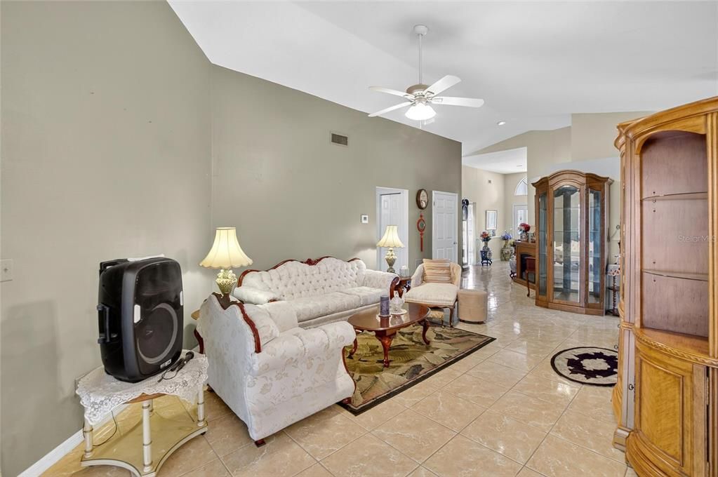 待售: $371,000 (4 贝兹, 2 浴室, 1951 平方英尺)