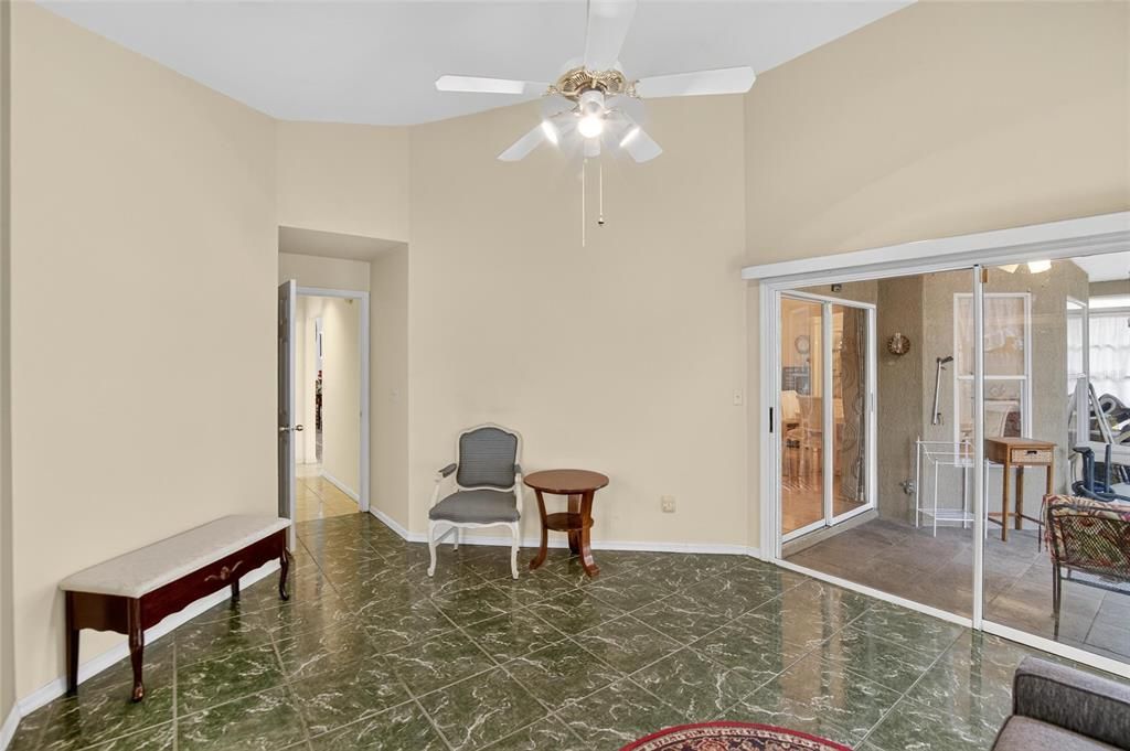 待售: $371,000 (4 贝兹, 2 浴室, 1951 平方英尺)