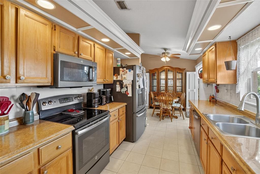 待售: $371,000 (4 贝兹, 2 浴室, 1951 平方英尺)