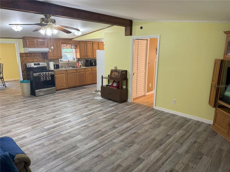 На продажу: $199,900 (2 спален, 2 ванн, 1152 Квадратных фут)